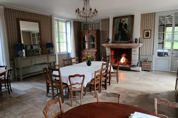 Chateau de nanteuil, salle a manger avec cheminée